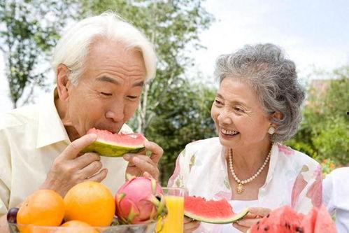 老人吃瓜怎么吃,老年人轻松吃瓜指南